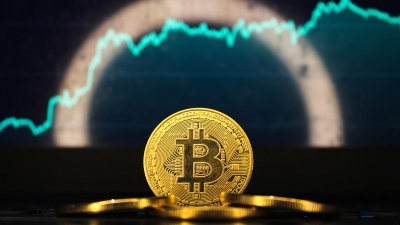 Εξαπλώνεται η κυριαρχία του Bitcoin - Μια ανάσα από τις 77.000 δολ. παρά το χάος στη Μέση Ανατολή