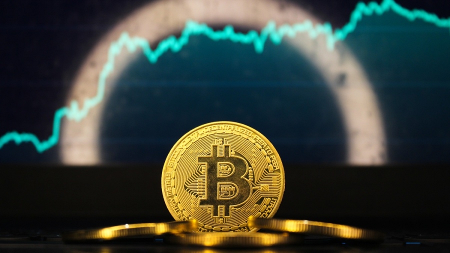 Εξαπλώνεται η κυριαρχία του Bitcoin - Μια ανάσα από τις 77.000 δολ. παρά το χάος στη Μέση Ανατολή