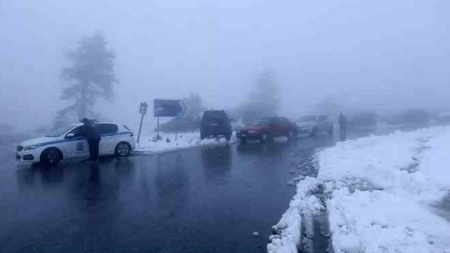 ΕΛ.ΑΣ: Διακοπή κυκλοφορίας στην Πάρνηθα λόγω χιονόπτωσης – Κλειστός ο δρόμος από το ύψος του τελεφερίκ