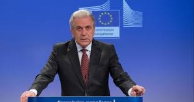 Αβραμόπουλος (ΕΕ): Η ιταλική κυβέρνηση πρέπει να καταλάβει ότι οι επιθέσεις ενάντια στην ΕΕ είναι σαν να πυροβολεί τα πόδια της
