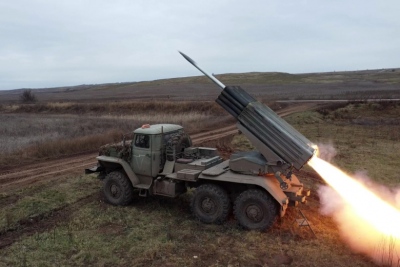 Φωτιά και σίδερο στη Lyman - Οι Ρώσοι εξαπέλυσαν σφοδρό σφυροκόπημα με πυραύλους που έγραφαν... «για την Arina»