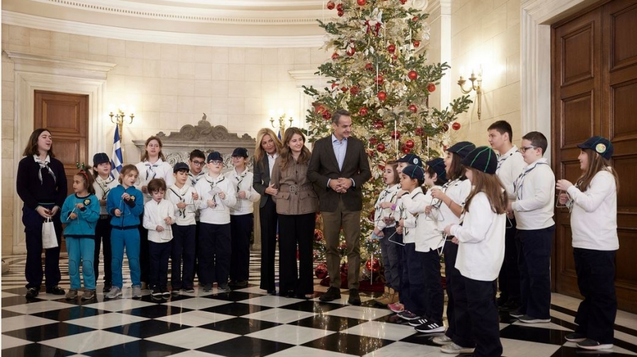 Χριστουγεννιάτικα κάλαντα από διάφορες περιοχές της Ελλάδας άκουσε στο Μαξίμου ο Μητσoτάκης