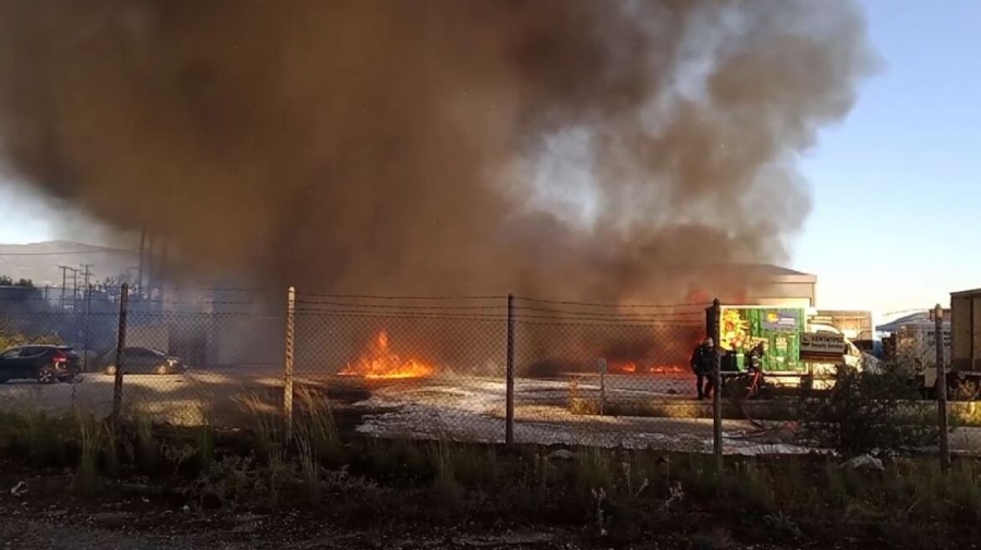 Ξέσπασε μεγάλη πυρκαγιά σε εγκαταλειμμένο εργοστάσιο στο Βόλο
