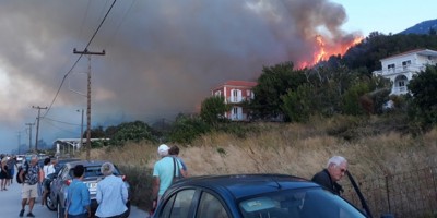 Συναγερμός στην Κεφαλονιά από τη φωτιά στο Ληξούρι - Επιχειρούν 15 πυροσβέστες και 2 αεροσκάφη