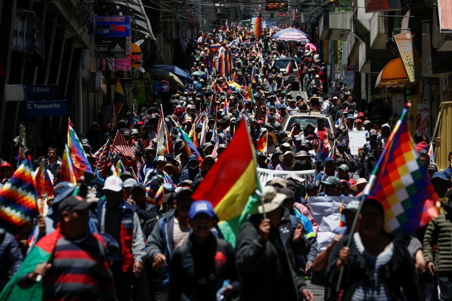 Στα ύψη η ένταση στη Βολιβία – Να παραιτηθεί η μεταβατική πρόεδρος Anez ζήτησαν χιλιάδες καλλιεργητές κόκας