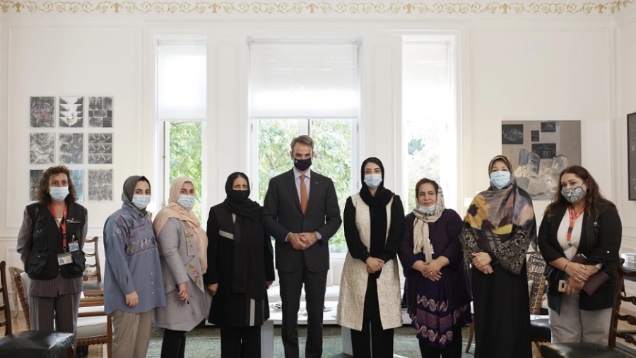 Συνάντηση Μητσοτάκη με γυναίκες βουλευτές και δικαστικούς από το Αφγανιστάν