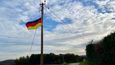 Παράνοια δίχως τέλος στη Γερμανία - Η Κρατική Ασφάλεια ξεκινά έρευνα επειδή αναρτήθηκαν... γερμανικές σημαίες