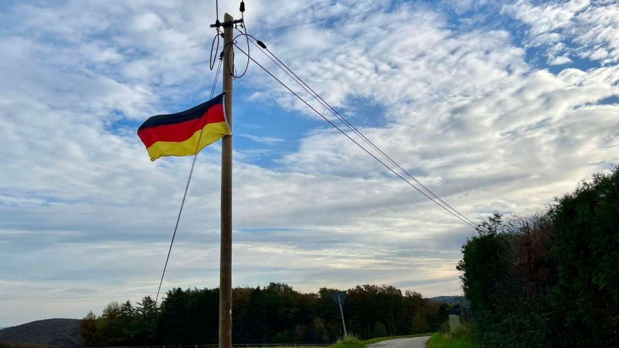 Παράνοια δίχως τέλος στη Γερμανία - Η Κρατική Ασφάλεια ξεκινά έρευνα επειδή αναρτήθηκαν... γερμανικές σημαίες