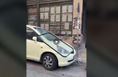 Βαρύ τραπέζι εκσφενδονίστηκε από μπαλκόνι στην Ιπποκράτους - Έσπασε αυτοκίνητο! - Αποκλειστικά videos BN