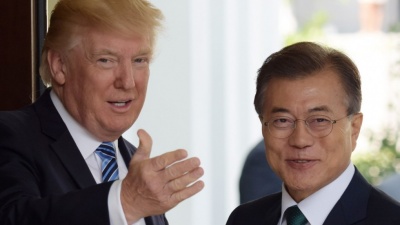 Συνομιλία Trump με τον πρόεδρο της Ν. Κορέας για το εμπόριο και τα ανθρώπινα δικαιώματα στη Β. Κορέα