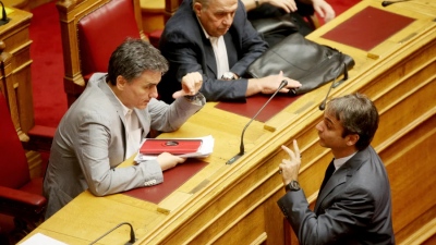 Τσακαλώτος τρολάρει Μητσοτάκη: «Όχι μόνο είμαι μαρξιστής αλλά ζω σε μια καλύβα με μαύρη γάτα»