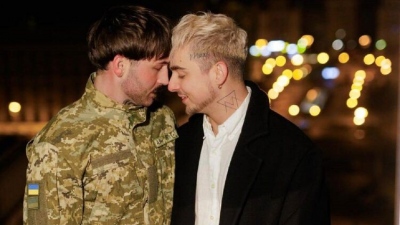 Η αγάπη δεν ζητάει άδεια, είπα το «Ναι» - Ο Ουκρανός τραγουδιστής Melovin αρραβωνιάστηκε με τον στρατιώτη - σύντροφο του