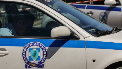 Πανικός σε εμπορικό κέντρο στο Αιγάλεω - Άνδρας έπεσε με το αυτοκίνητο του στην τζαμαρία