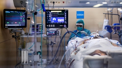 Κόκκινος συναγερμός από τα νοσοκομεία της Αγγλίας λόγω Omicron - Φόβοι ότι δε θα μπορούν να εξυπηρετήσουν τους ασθενείς
