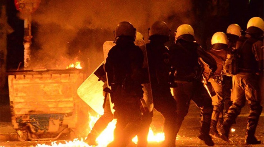 Επίθεση με μολότοφ σε διμοιρία των ΜΑΤ στα Εξάρχεια - Τραυματίστηκε ένας αστυνομικός