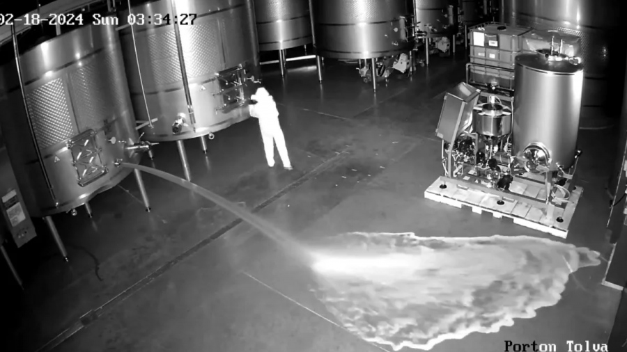 Απίστευτο σαμποτάζ στην Ισπανία: Άδειασε 60.000 λίτρα κρασί αξίας 2,5 εκατ. ευρώ