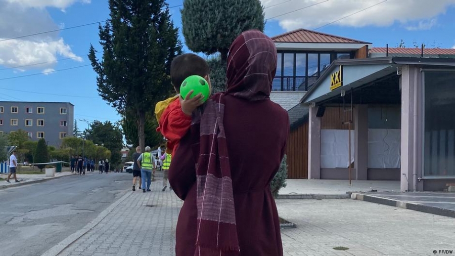 Deutsche Welle: Εκατοντάδες Αφγανοί πρόσφυγες στην Αλβανία – Φιλοξενούνται προσωρινά (;) ύστερα από αίτημα των ΗΠΑ