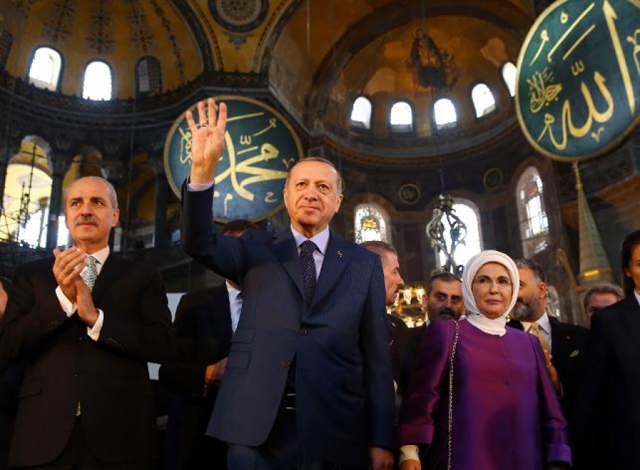 Ο Erdogan προκαλεί χαιρέτισε μουσουλμανικά εντός της Αγίας Σοφίας - Νέα επίθεση στη Δύση