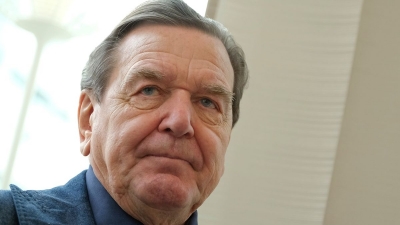 Ο Schroeder παραμένει στο SPD παρά τα πυρά για τις σχέσεις με τον Putin