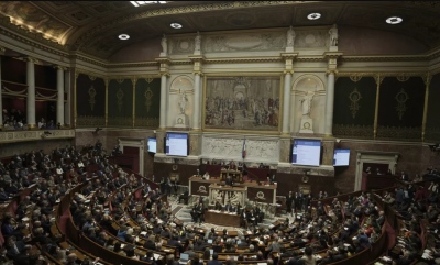 Γαλλία – Κυβερνητικό «σωσίβιο» με την επιβολή υπερφόρου σε εισοδήματα πάνω από 250.000 ευρώ