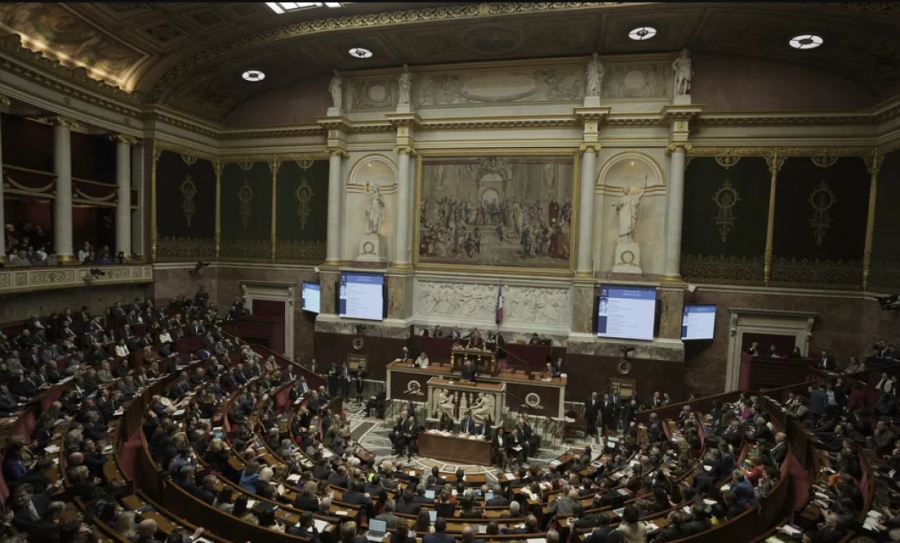 Γαλλία – Κυβερνητικό «σωσίβιο» με την επιβολή υπερφόρου σε εισοδήματα πάνω από 250.000 ευρώ