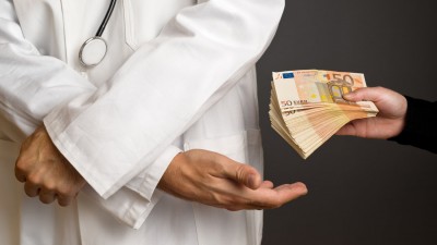 Σύλληψη γιατρού σε δημόσιο νοσοκομείο της Αττικής για «φακελάκι»