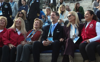 Λαμπερές παρουσίες στο Καλλιμάρμαρο για την Ολυμπιακή φλόγα – Ξεχώρισαν οι Παύλος Ντε Γκρες, Μαρί Σαντάλ και Άννα Μαρία