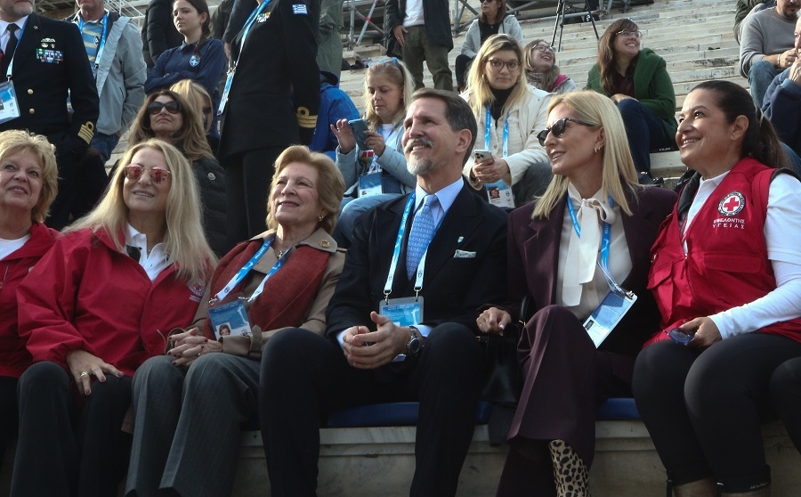 Λαμπερές παρουσίες στο Καλλιμάρμαρο για την Ολυμπιακή φλόγα – Ξεχώρισαν οι Παύλος Ντε Γκρες, Μαρί Σαντάλ και Άννα Μαρία