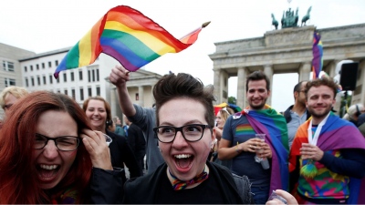 H Γερμανία διευκολύνει τη νομική αλλαγή φύλου -  Με μια απλή δήλωση στο ληξιαρχείο η διαδικασία - Τι ισχύει για τους ανηλίκους