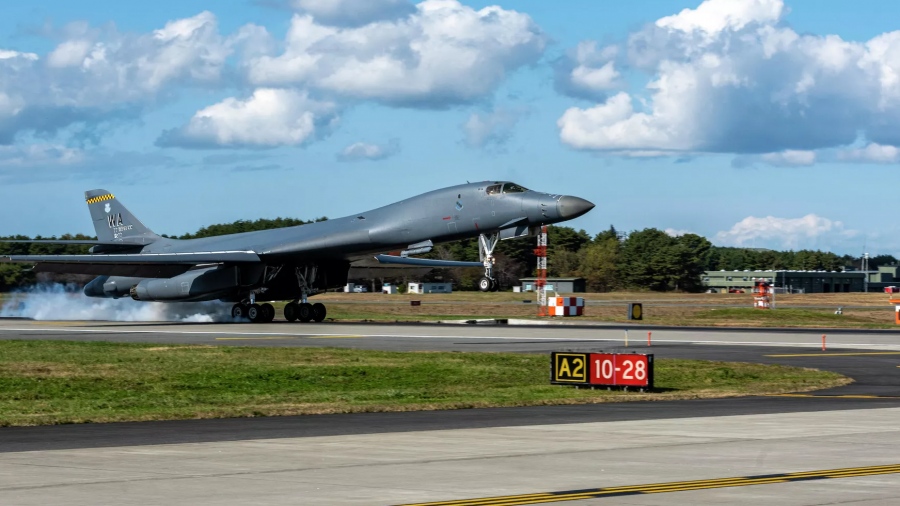 Χάνουν τα μυαλά τους; Οι ΗΠΑ ενδέχεται να επιστρέψουν πυρηνικά όπλα στη Βρετανία - Τους «κάρφωσε» ο προϋπολογισμός