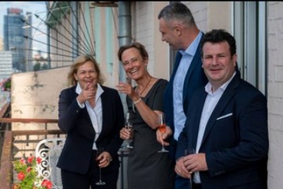 Άνοιξαν σαμπάνιες στην Ουκρανία: Σάλος με την υπουργό Εσωτερικών της Γερμανίας που ποζάρει χαμογελαστή