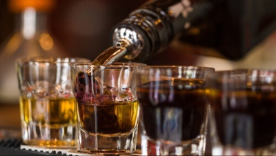 Αυξάνονται οι νεκροί από νοθευμένο αλκοόλ στην Ινδία: 54 άνθρωποι πέθαναν, 100 νοσηλεύονται σε κρίσιμη κατάσταση