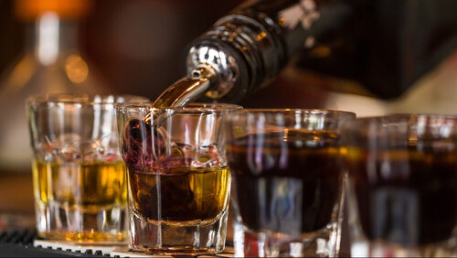 Αυξάνονται οι νεκροί από νοθευμένο αλκοόλ στην Ινδία: 54 άνθρωποι πέθαναν, 100 νοσηλεύονται σε κρίσιμη κατάσταση