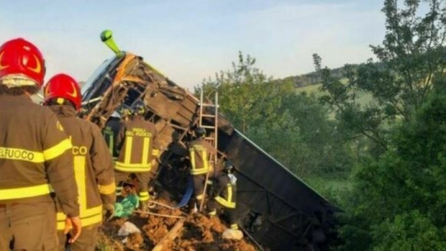 Τραγωδία στην Ιταλία: Λεωφορείο με 38 επιβάτες έπεσε σε γκρεμό – Ένας νεκρός, 14 τραυματίες