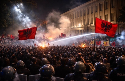 Χάος στα Τίρανα: Μολότοφ, πλαστικές σφαίρες και φωτιές σε κυβερνητικά κτίρια – Έριξαν πέτρες στο γραφεί του Rama