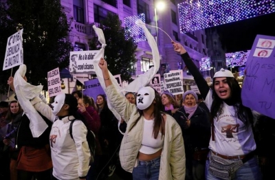 Χιλιάδες Ισπανοί στους δρόμους Μαδρίτης, Βαρκελώνης για τον τερματισμό της βίας κατά των γυναικών