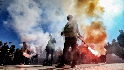 Ξέσπασε κύμα οργής στη Γαλλία - Το Κίνημα «Μπλοκάρετε τα πάντα» καταπίνει τον Macron - Φωτιές και οδοφράγματα σε όλη τη χώρα