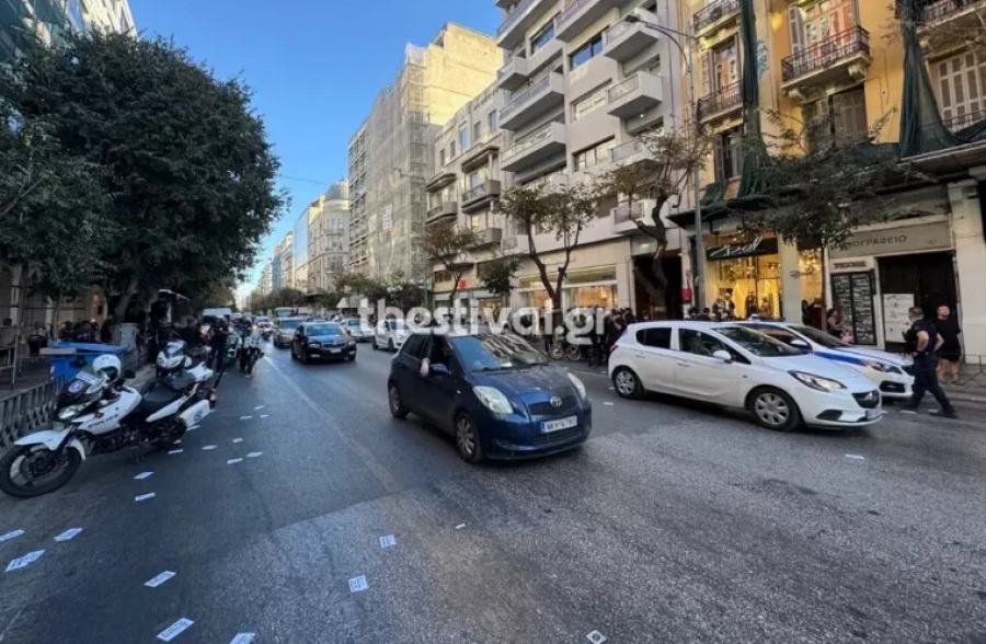 Θεσσαλονίκη: Μέλη του Ρουβίκωνα σκαρφάλωσαν στο Προξενείο των ΗΠΑ και πέταξαν τρικάκια για την Παλαιστίνη