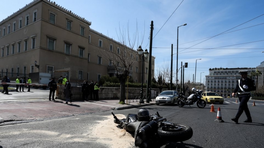 ΕΛ.ΑΣ για τροχαίο δυστύχημα έξω από τη Βουλή: Κατέθεσε ο διανομέας - Αναζητείται ο οδηγός ταξί