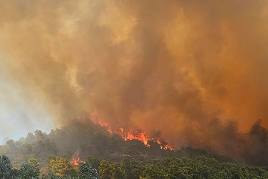Φωτιά τώρα στα Μέγαρα, στην περιοχή Κουμιντρί - Επιχειρούν 4 εναέρια μέσα