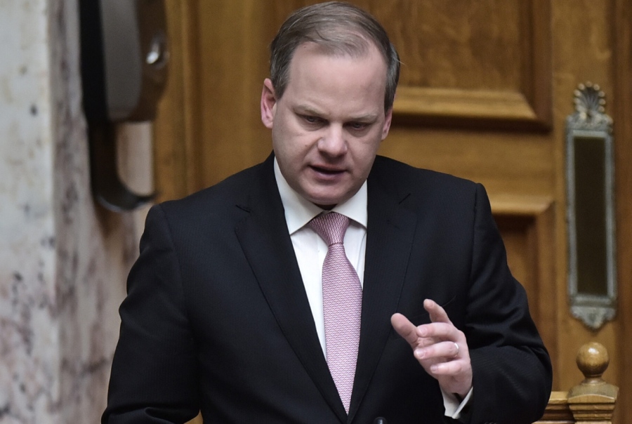 Το Μαξίμου θυσιάζει την... «Ιφιγένεια»  για την οργή των Τεμπών -  Δείχνει την πόρτα της εξόδου στον Κώστα Καραμανλή