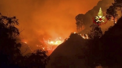 Ιταλία: Aπομάκρυνση 2.000 τουριστών από ξενοδοχεία στην Απουλία λόγω πυρκαγιάς