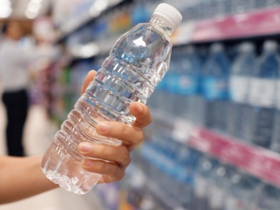 Στη δίνη της ακρίβειας οι καταναλωτές - Από 1η Ιουλίου αυξάνονται οι τιμές σε νερό, μπύρες, αναψυκτικά - Νέο «χαράτσι»