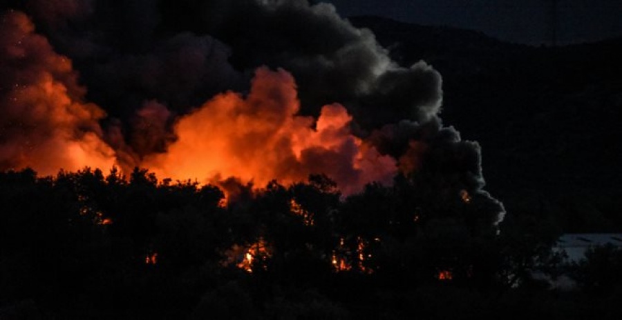 Μεγάλη φωτιά στο Πλωμάρι Μυτιλήνης - Το έργο της κατάσβεσης δυσχεραίνουν οι ισχυροί άνεμοι