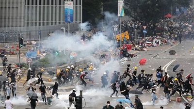 Κλιμάκωση της έντασης στο Χονγκ Κονγκ – Αστυνομικός άνοιξε πυρ κατά διαδηλωτών