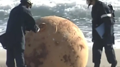 Μετά τα μπαλόνια... «Θρίλερ» στην Ιαπωνία: Μυστήριο με «σιδερένια μπάλα» που ξεβράστηκε σε παραλία