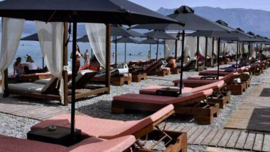 Η Αττική έγινε.... Μύκονος: 100 ευρώ για δύο ξαπλώστρες στη Βουλιαγμένη - Οι έξτρα μαξιλάρες κοστίζουν 30 ευρώ