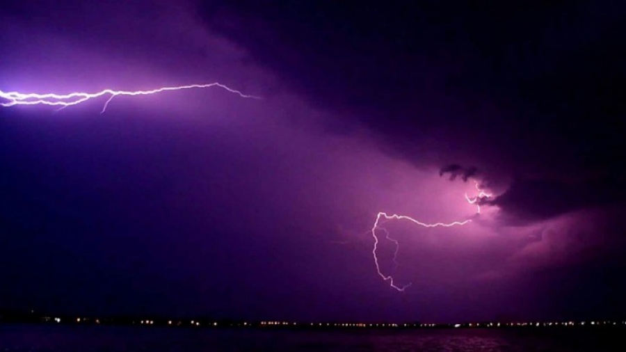 Καταρρακτώδης βροχή και πτώσεις κεραυνών στον νομό Μαγνησίας- Προβλήματα στην ηλεκτροδότηση