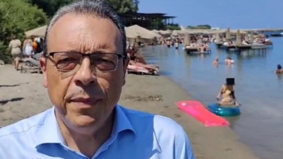 Φάμελλος: Ιδού η Ρόδος, κ. Μητσοτάκη – Ελάτε να δείτε ξαπλώστρες και τραπέζια μέσα στη θάλασσα