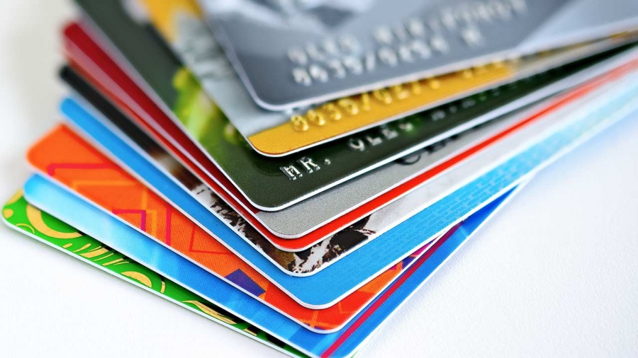 Έρευνα: Το ήμισυ των Αμερικανών μετανιώνει για τη χρήση πιστωτικής κάρτας